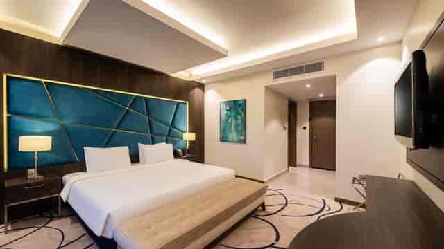 Luxury guest room at The Pearl Warwick Riyadh for executive corporate events and VIP stays.