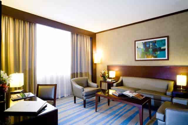 Modern Holiday Inn Riyadh Izdihar meeting room for professional business events and conferences.