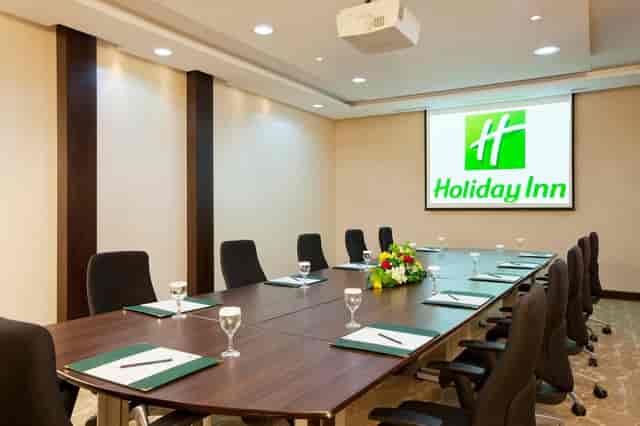 Boardroom setup for corporate meetings and training sessions at Holiday Inn Riyadh Izdihar.