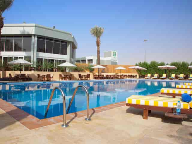 Outdoor deck breakout space at Holiday Inn Riyadh Izdihar for corporate events and team retreats.