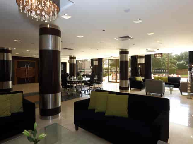 Modern breakout area at Holiday Inn Riyadh Izdihar for corporate meetings and networking events.