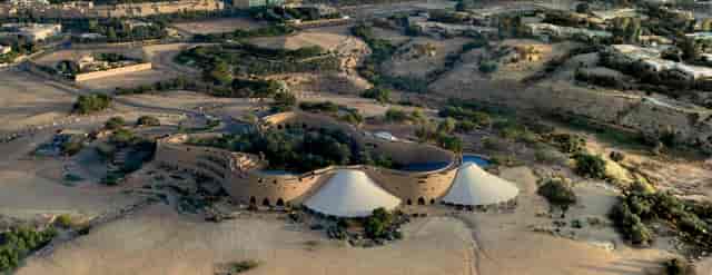 Tuwaiq Palace cafe: luxury desert venue for corporate events and gala dinners.