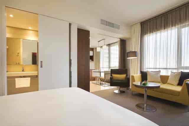 Modern VIP hotel suite in Centro Waha with lounge area for business meetings and workspace events.