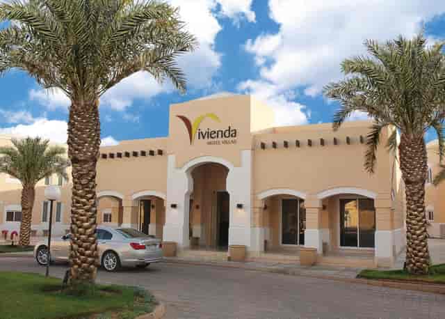 Upscale outdoor arrival area at Vivienda Turki Al Awal for executive retreats and incentive travel.