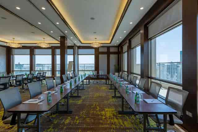 U-shape boardroom with city views for executive strategy sessions and corporate events.