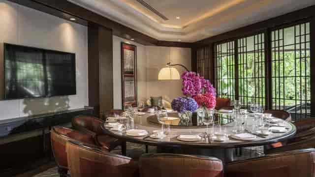 Wisteria Summer Pavilion: Luxury private dining room for executive meetings and VIP roundtables.