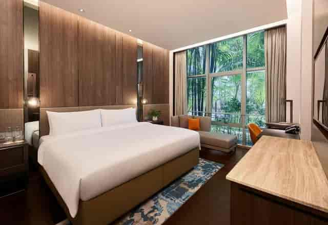 Amara Singapore connection room with workspace and floor-to-ceiling windows for incentive travel.