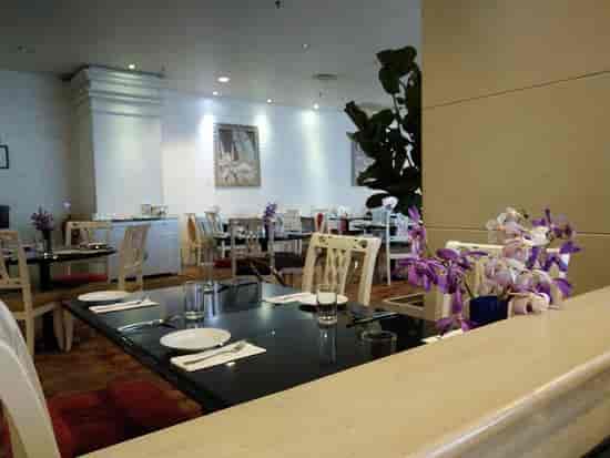 Salt & Pepper Restaurant dining area for small corporate breakout sessions and banquet events.