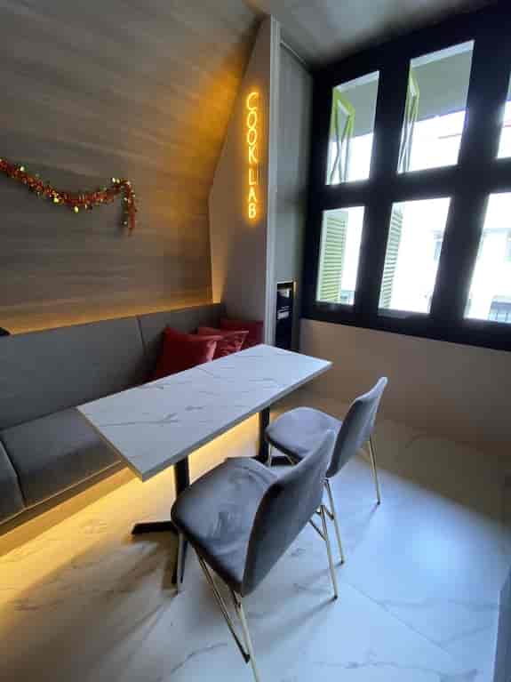 Modern huddle room with booth seating for productive small-group collaboration and strategy meetings.
