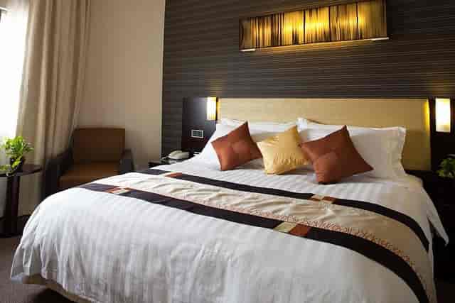 Hotel Royal Queens room for conference attendees: functional, clean mid-scale hotel design.