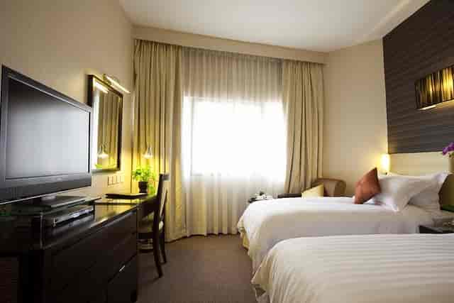 Hotel Royal Queens double room with workstation for business conferences and corporate events.