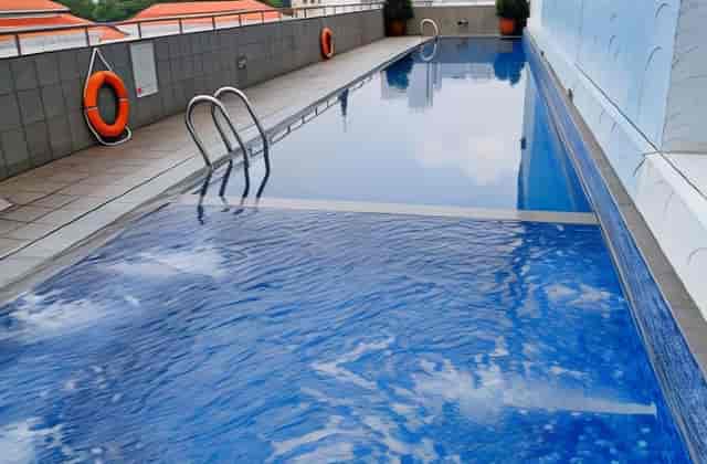 Outdoor pool at Hotel Royal Queens for corporate retreat or conference networking events.