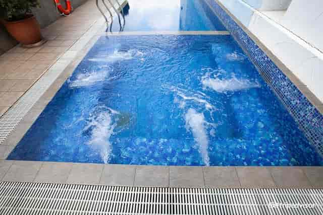 Outdoor pool at Hotel Royal Queens for corporate retreats and post-conference relaxation.