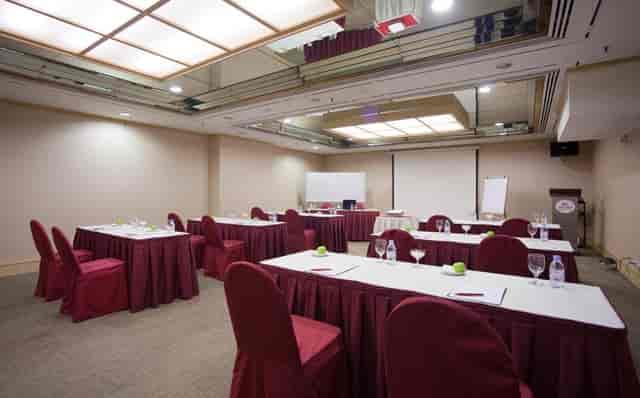Classroom-style meeting room at Hotel Royal Queens with AV setup for corporate events and seminars.
