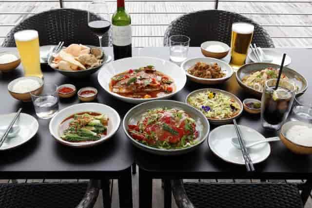 Chinoiseries restaurant catering setup for professional networking lunch and team building dinner.