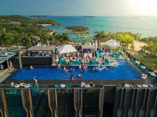 Alt Cafe and Bar infinity pool, ideal for upscale corporate events and social mixers.