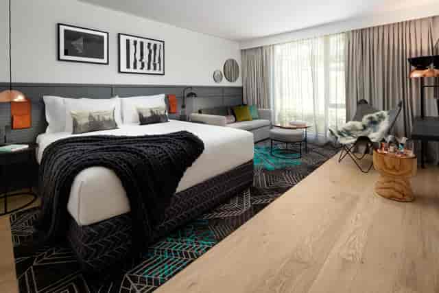 Clancy’s Room at QT Queenstown: stylish VIP hotel room for corporate events and speaker green rooms.