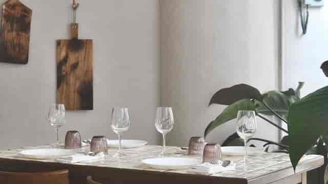Intimate Summer Hill dining room for VIP breakout sessions and private client dinners.