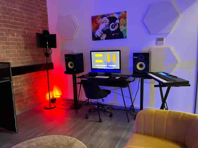 Creators House high-end studio for hybrid events and content creation workshops.
