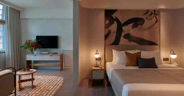 21 Carpenter suite: Luxury guest room with private lounge for VIP executive meetings.