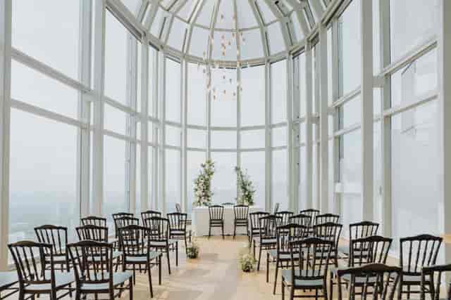 High-end 1-Atico ceremony venue with grand architecture, perfect for luxury wedding events.