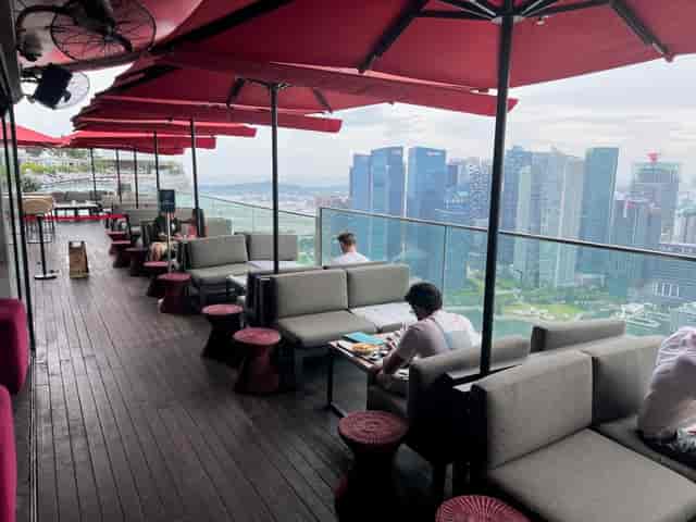 SkyBar at CÉ LA VI Singapore: stylish rooftop venue for upscale events with city views.