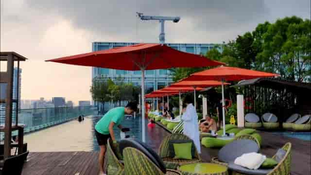 Rooftop infinity pool at JEN Singapore, ideal for luxury networking events and gatherings.