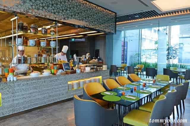 Modern dining space at Makan@Jen, vibrant seating for events and meetings in Singapore.