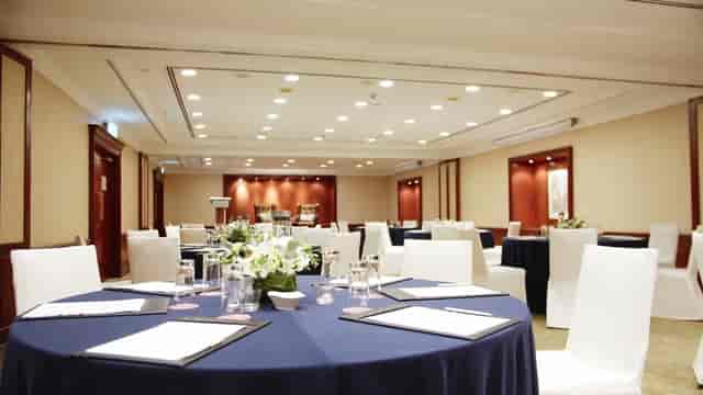 Elegant meeting room with round tables, perfect for corporate events and workshops.