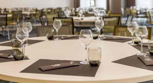 Modern banquet setup at Novotel Lyon Bron with minimalist place settings for corporate events.