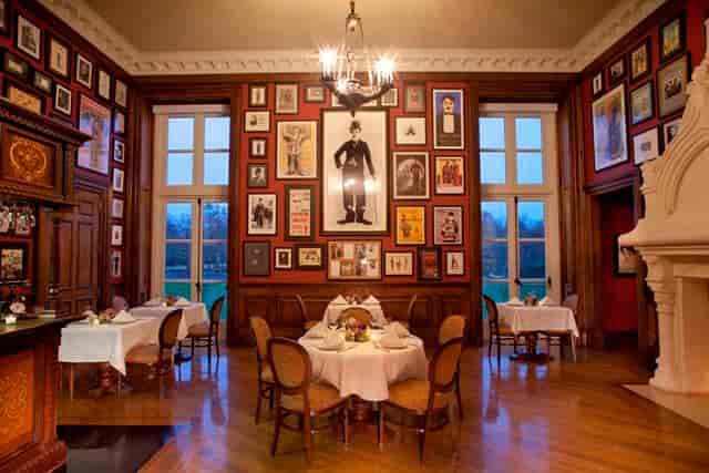 Oheka Castle dining room: elegant gallery-style banquet venue for VIP corporate events.