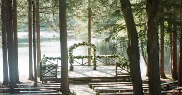 Waterside amphitheater ceremony site at Cedar Lakes Estate for scenic outdoor weddings.
