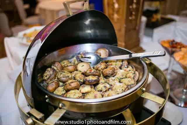 Caterer in Marina Del Rey: Stuffed mushrooms in a chafing dish for banquet buffet event catering.