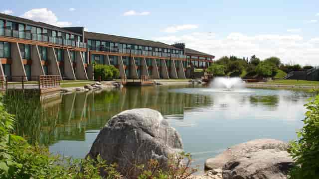 Kingbridge Centre meeting room for executive offsites and corporate team-building retreats.