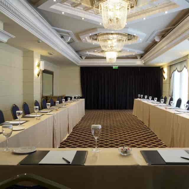 Le Grand Balcon boardroom, U-shape setup, upscale executive meeting space, corporate event venue.