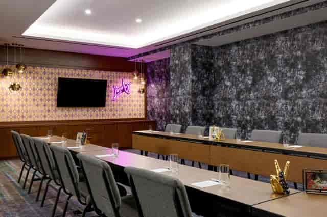 Modern hollow-square meeting room at Renaissance New York Harlem for creative workshops.