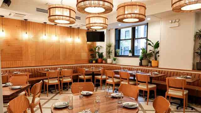 Sophisticated NYC conference room with plush seating, ideal for corporate dinners and networking.