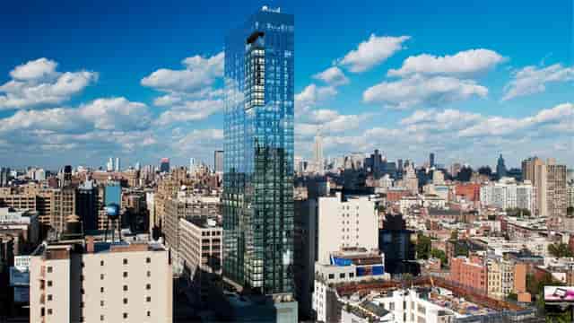 Modern NYC hotel boardroom with skyline views for luxury corporate events and business meetings.