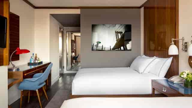 Modern Hotel Hugo meeting space with sleek workspace, ideal for business events and city conferences.