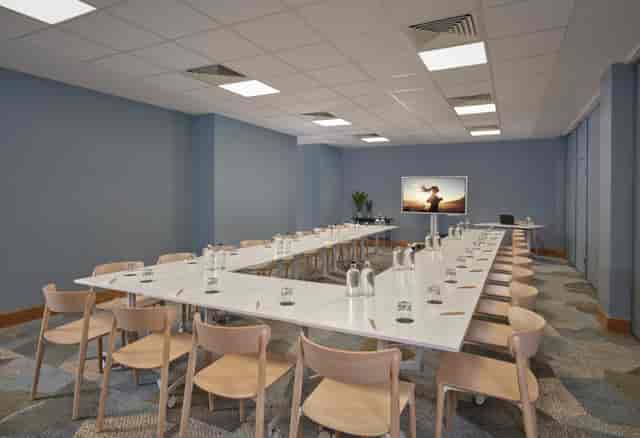 Modern meeting room in Citadines Holborn, ideal for collaborative events and presentations.