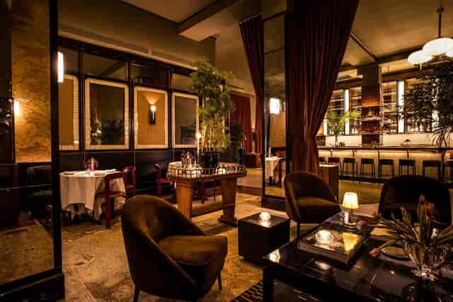 Lobby Bar at Concorde Hotel: Elegant upscale setting for luxury corporate dinners and VIP events.