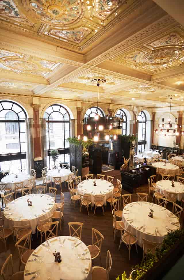 Elegant event space in Piazza Italiana with round tables for corporate meetings and gatherings.