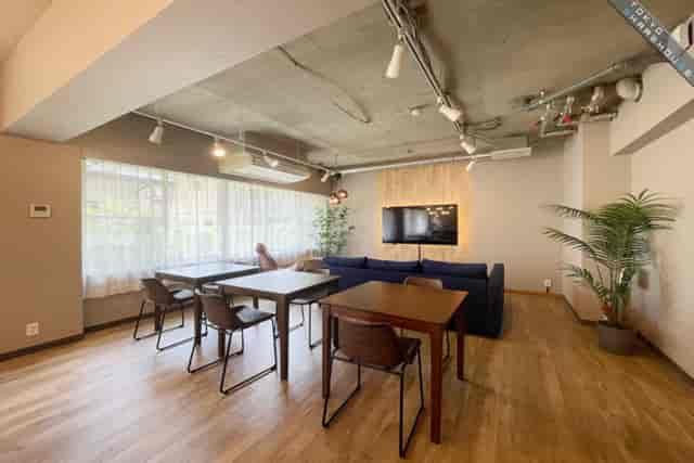 Industrial-chic breakout room at AP Marunouchi for collaborative workshops and creative meetings.