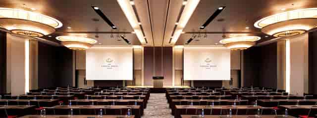 Classroom-style banquet hall, AP Tokyo Yaesu, for corporate presentations and technical training.