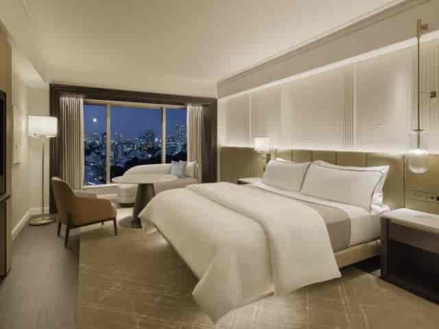 Luxury Westin Tokyo meeting room with city skyline view for VIP business events.