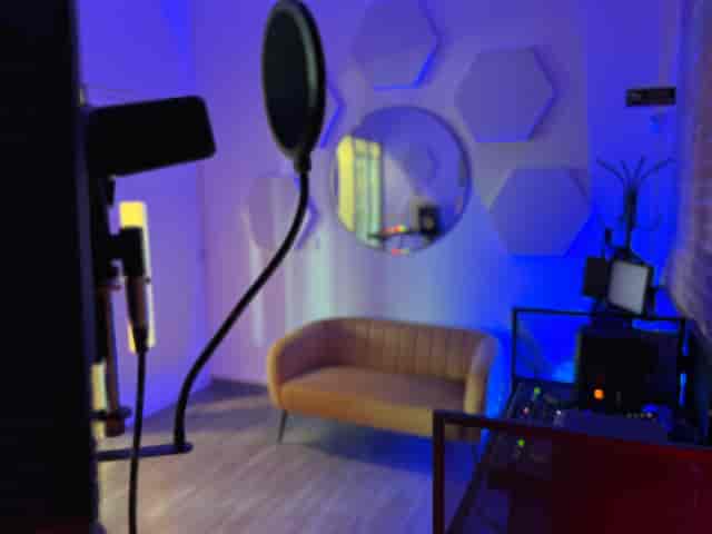 Creators House music studio: professional content nook for hybrid events and podcasting.