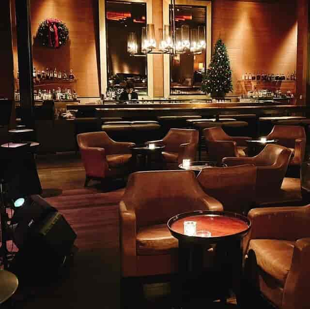 Maduro Bar: Premium leather lounge seating for corporate networking receptions and events.