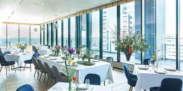 MOSS CROSS TOKYO banquet room with floor-to-ceiling windows for corporate luncheons and gatherings.