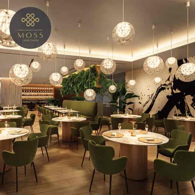 Upscale MOSS CROSS TOKYO restaurant with biophilic design for corporate dinners and networking.