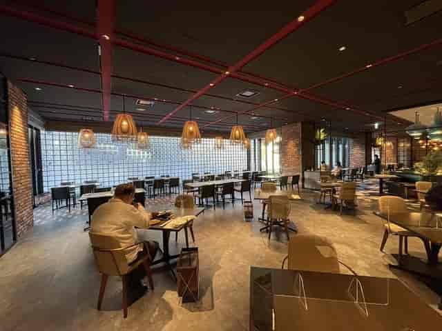 TIDE TABLE Shiomi restaurant: warm industrial dining space for corporate events and networking.